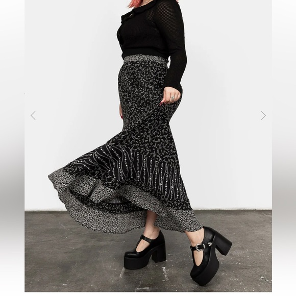 Disturbia nwot | sz 6 us | Prairie Panel Skirt. black/white floral skirt - Picture 9 of 12